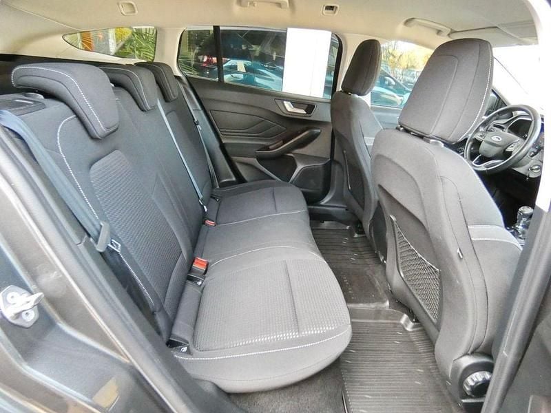 Gebraucht Ford Focus Cool & Connect 120 PS (88 kW) 2019 Grau Limousine