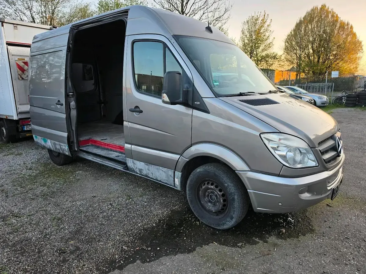 Second-hand Mercedes Sprinter 150 CP (110 kW) 2007 Roșu Van