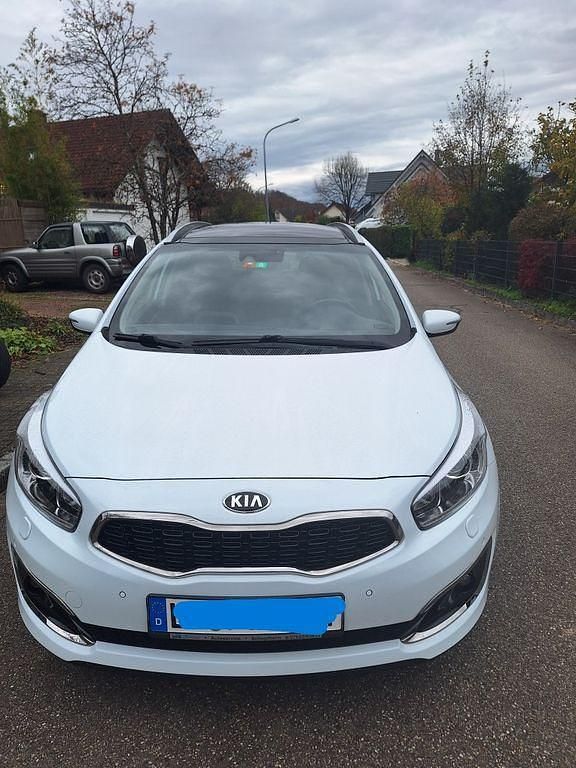 Weiß Gebraucht 2017 Kia Ceed Platinum Edition Limousine | 13.500 € (Fairer Preis) - Bild 1/4