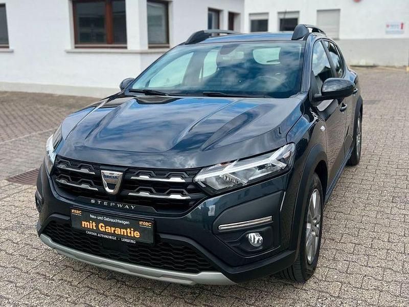 Grau Gebraucht 2022 Dacia Sandero Comfort Kleinwagen | 11.600 € (Fairer Preis) - Bild 1/4