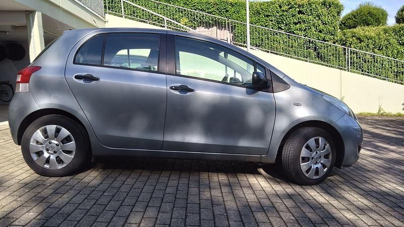 Gebraucht Toyota Yaris Cool 69 PS (50 kW) 2010 Silber Limousine