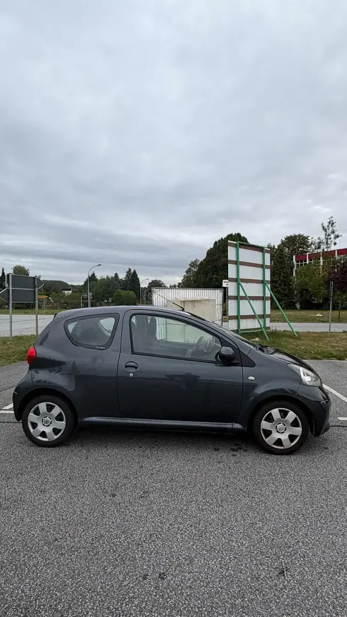 Gebraucht Toyota Aygo 68 PS (50 kW) 2008 Grau Kleinwagen