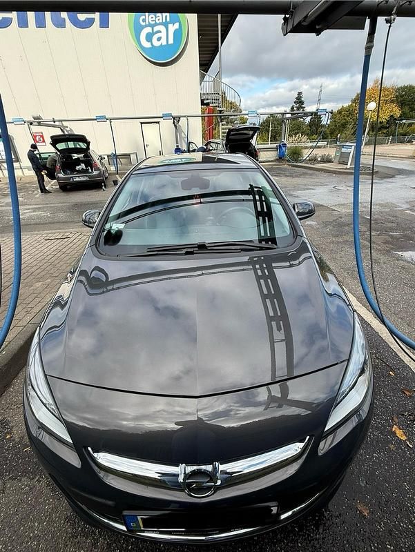 Grau Gebraucht 2014 Opel Astra Exklusiv Limousine | 9.500 € (Etwas zu teuer) - Bild 1/4