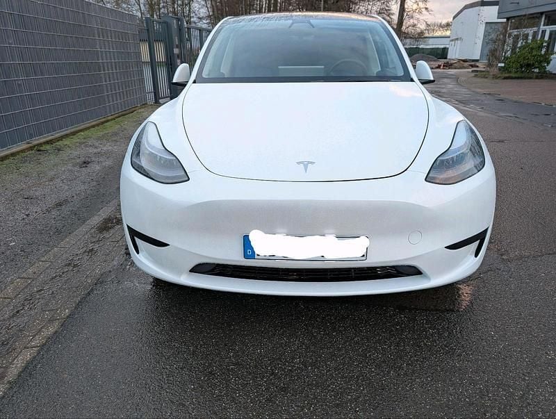 Weiß Gebraucht 2023 Tesla Model Y Standard Range SUV | 32.500 € (Superpreis) - Bild 1/4