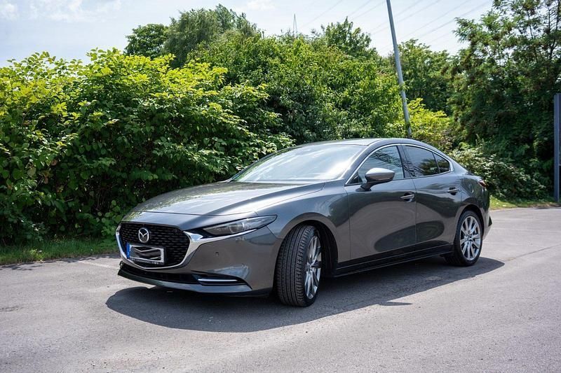 Grau Gebraucht 2021 Mazda 3 Selection Limousine | 21.000 € (Superpreis) - Bild 1/4