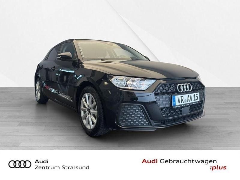 Mythosschwarz (metallic) Gebraucht 2024 Audi A1 Sportback Ambiente Kleinwagen | 25.900 € (Fairer Preis) - Bild 1/4