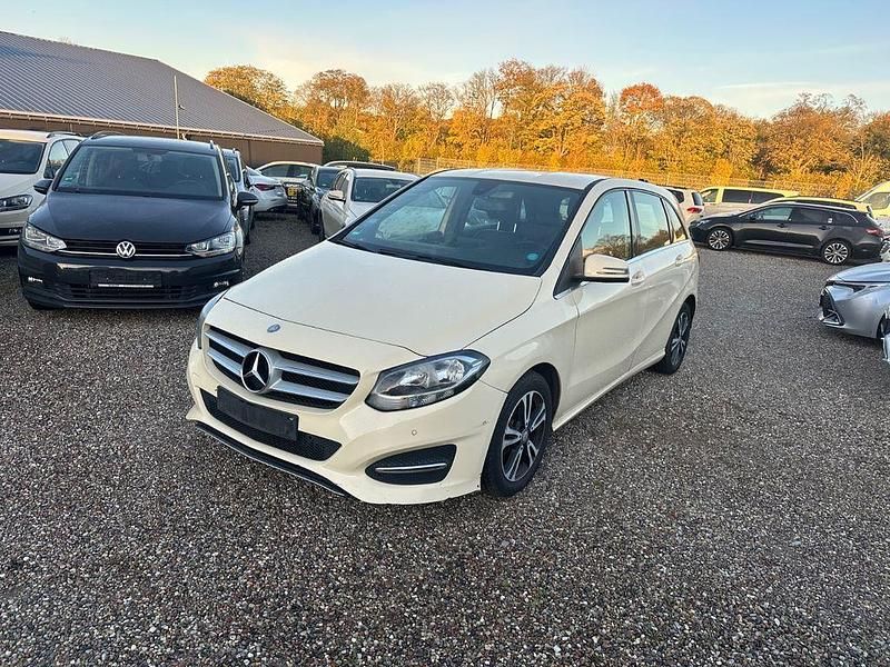 Beige Gebraucht 2016 Mercedes B180 Van / Kleinbus | 4.499 € (Superpreis) - Bild 1/4