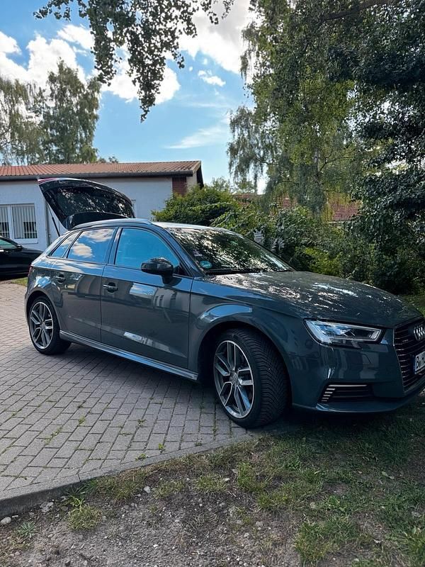 Grau Gebraucht 2020 Audi A3 Design Limousine | 17.000 € (Superpreis) - Bild 1/4