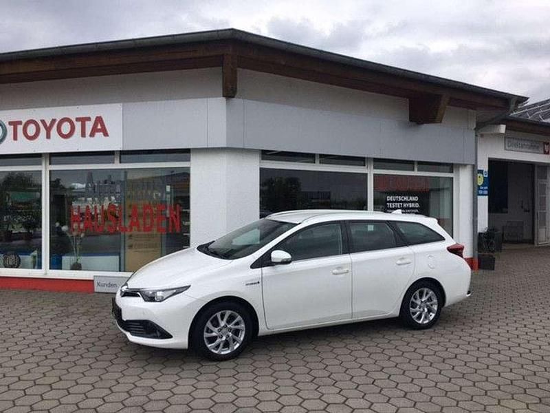 Super white Gebraucht 2018 Toyota Auris Hybrid Comfort Kombi | 12.990 € (Fairer Preis) - Bild 1/4
