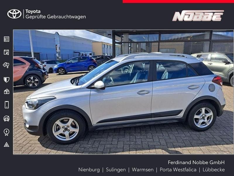 Gebraucht Hyundai i20 Active 101 PS (74 kW) 2016 Sleek silver metallic Kleinwagen
