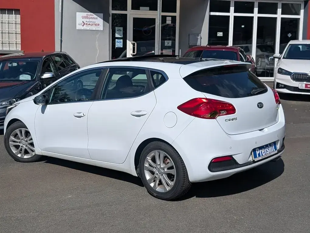 Gebraucht Kia Ceed Spirit 128 PS (94 kW) 2012 Weiß Kleinwagen