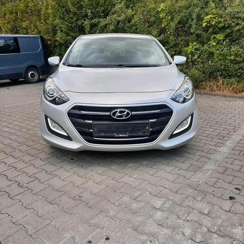 Silber Gebraucht 2016 Hyundai i30 Limousine | 8.500 € - Bild 1/4