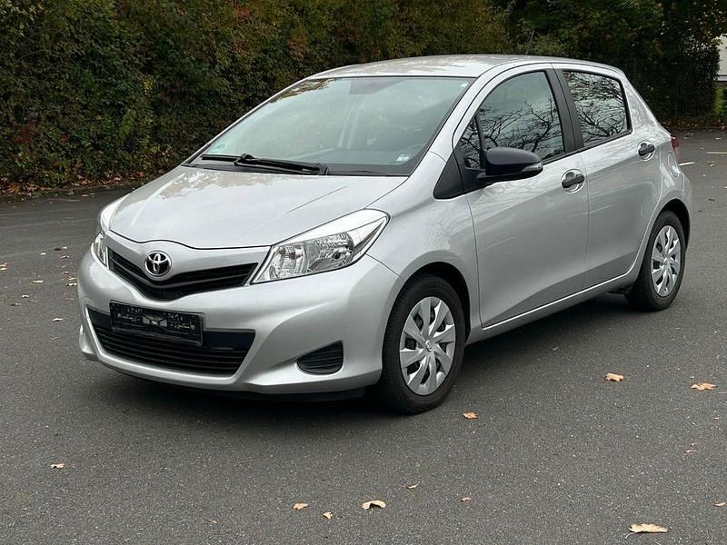 Silber Gebraucht 2012 Toyota Yaris Cool Limousine | 7.700 € (Fairer Preis) - Bild 1/4