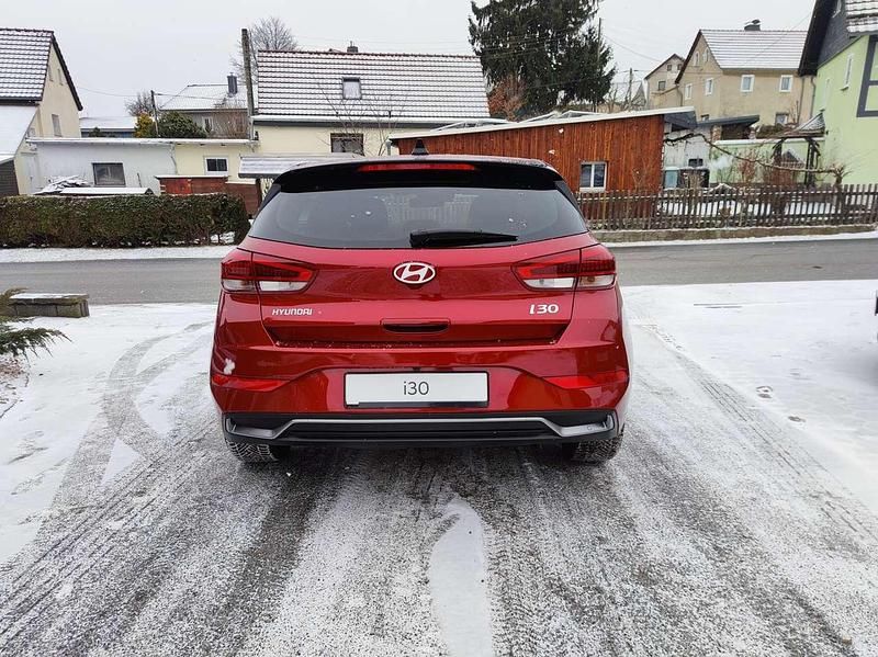 Gebraucht Hyundai i30 Advantage 101 PS (74 kW) 2025 Ultimate red Kleinwagen