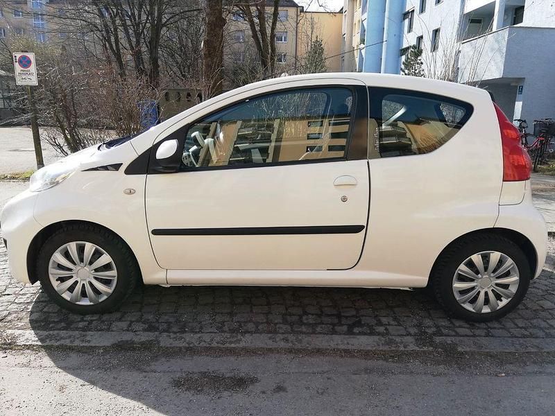 Gebraucht Peugeot 107 68 PS (50 kW) 2010 Weiß Kleinwagen