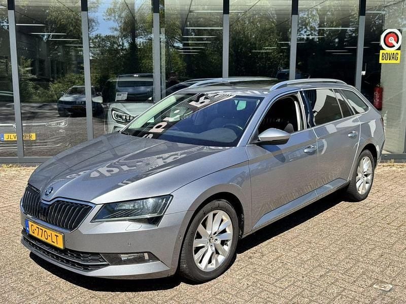 Gebraucht Skoda Superb Style 150 PS (110 kW) 2019 Grau Kombi