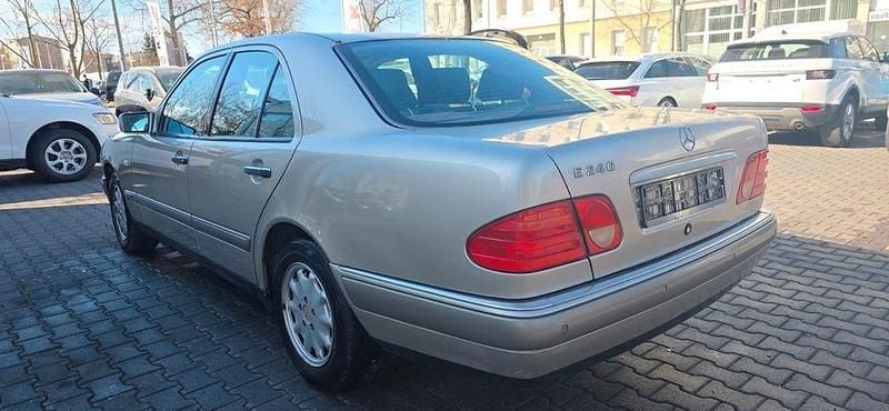 Gebraucht Mercedes 240 170 PS (125 kW) 1998 Silber Limousine