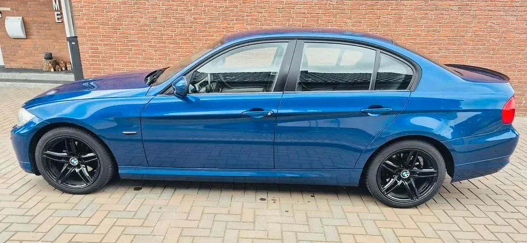 Gebraucht BMW 318 143 PS (105 kW) 2011 Blau Limousine