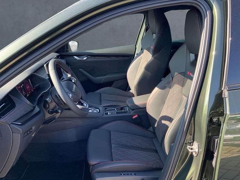 Neu Skoda Octavia RS 265 PS (194 kW) 2026 Grün Kombi