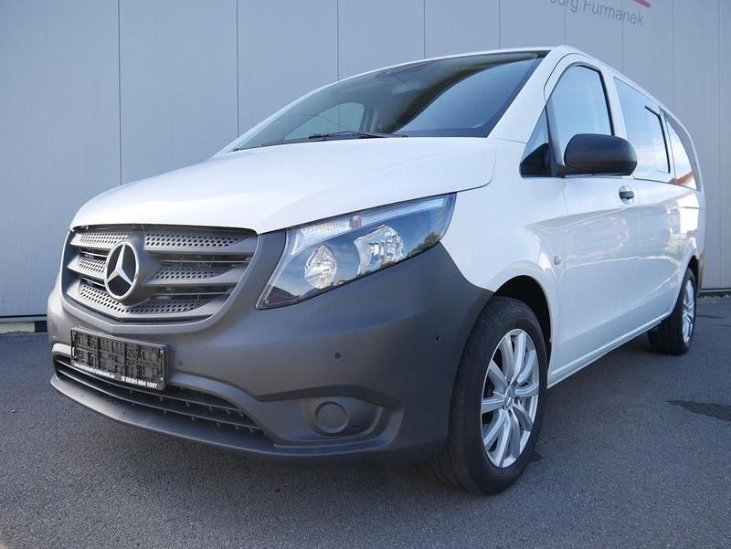 Weiß Gebraucht 2017 Mercedes Vito Edition Van / Kleinbus | 30.850 € (Teuer) - Bild 1/4