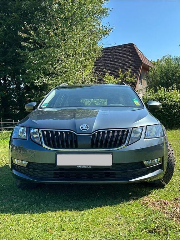 Grau Gebraucht 2018 Skoda Octavia Ambition Kombi | 14.600 € (Fairer Preis) - Bild 1/4