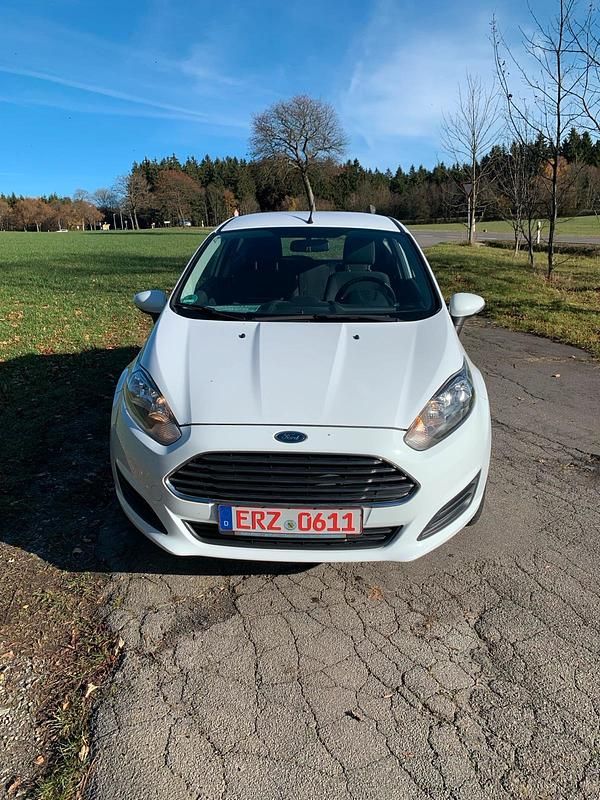 Gebraucht Ford Fiesta 60 PS (44 kW) 2015 Weiß Kleinwagen