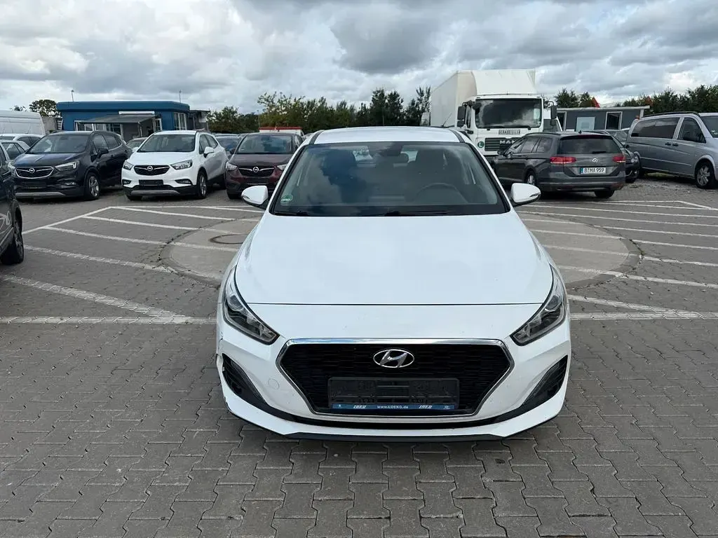 Gebraucht Hyundai i30 Select 99 PS (72 kW) 2019 Weiß Kombi