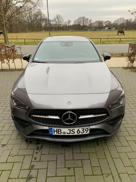 Grau Gebraucht 2020 Mercedes CLA200 Shooting Brake AMG line Kombi | 26.500 € (Guter Preis) - Bild 1/4
