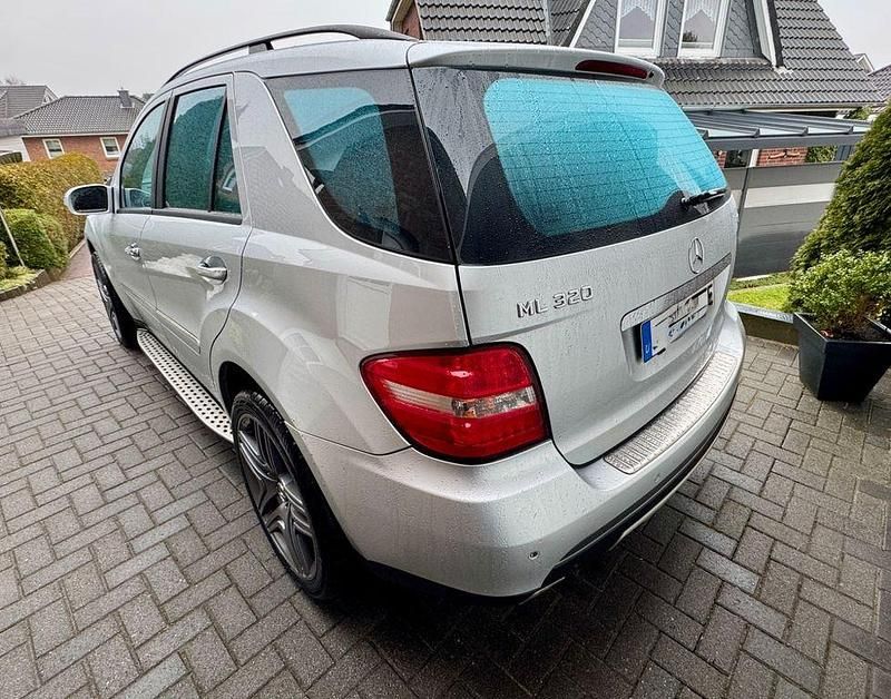Gebraucht Mercedes ML320 224 PS (164 kW) 2006 Silber SUV