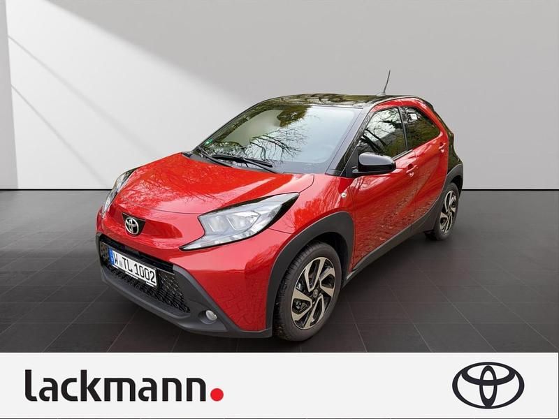 3u4)/ black mica (209) (rot Gebraucht 2024 Toyota Aygo X Design SUV | 16.390 € (Fairer Preis) - Bild 1/4