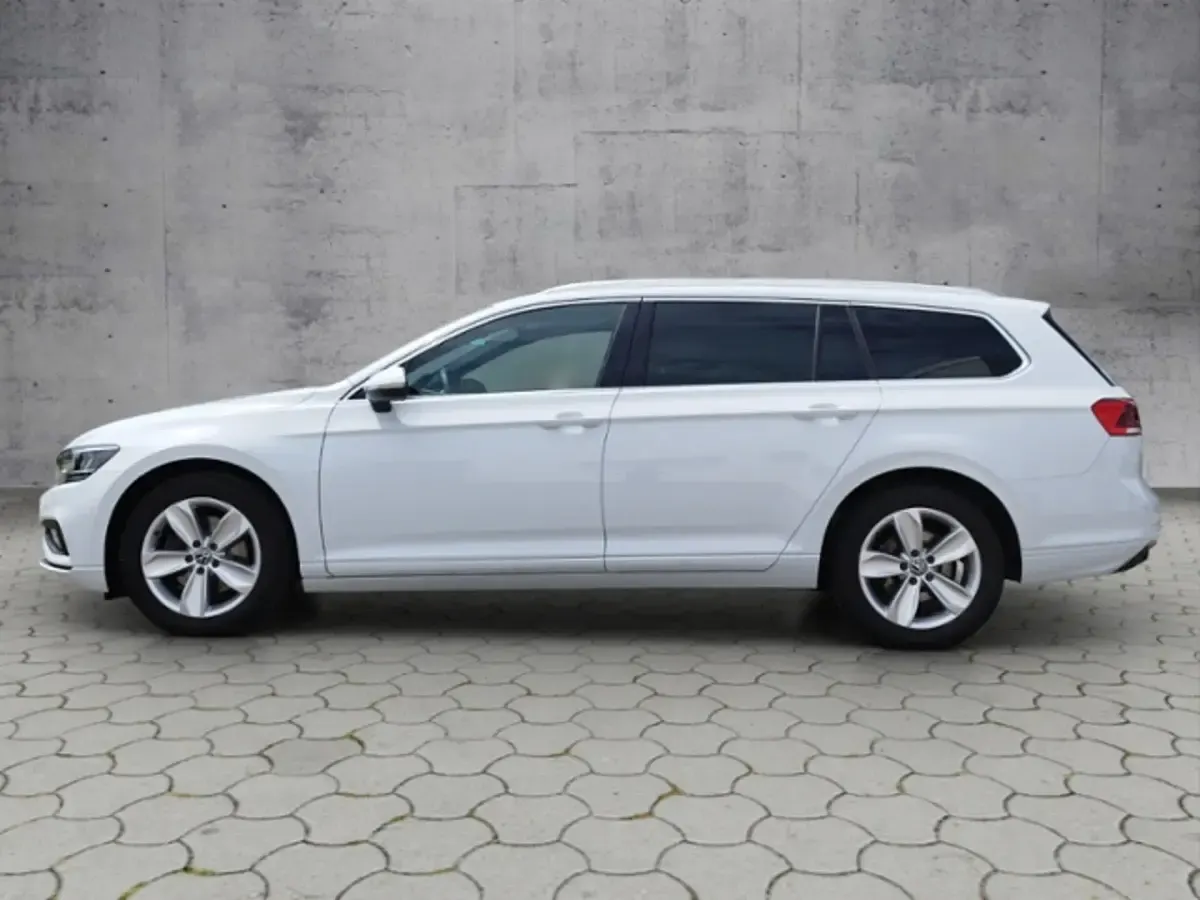 Gebraucht VW Passat Business 150 PS (110 kW) 2023 Gletscherweiß metallic Kombi
