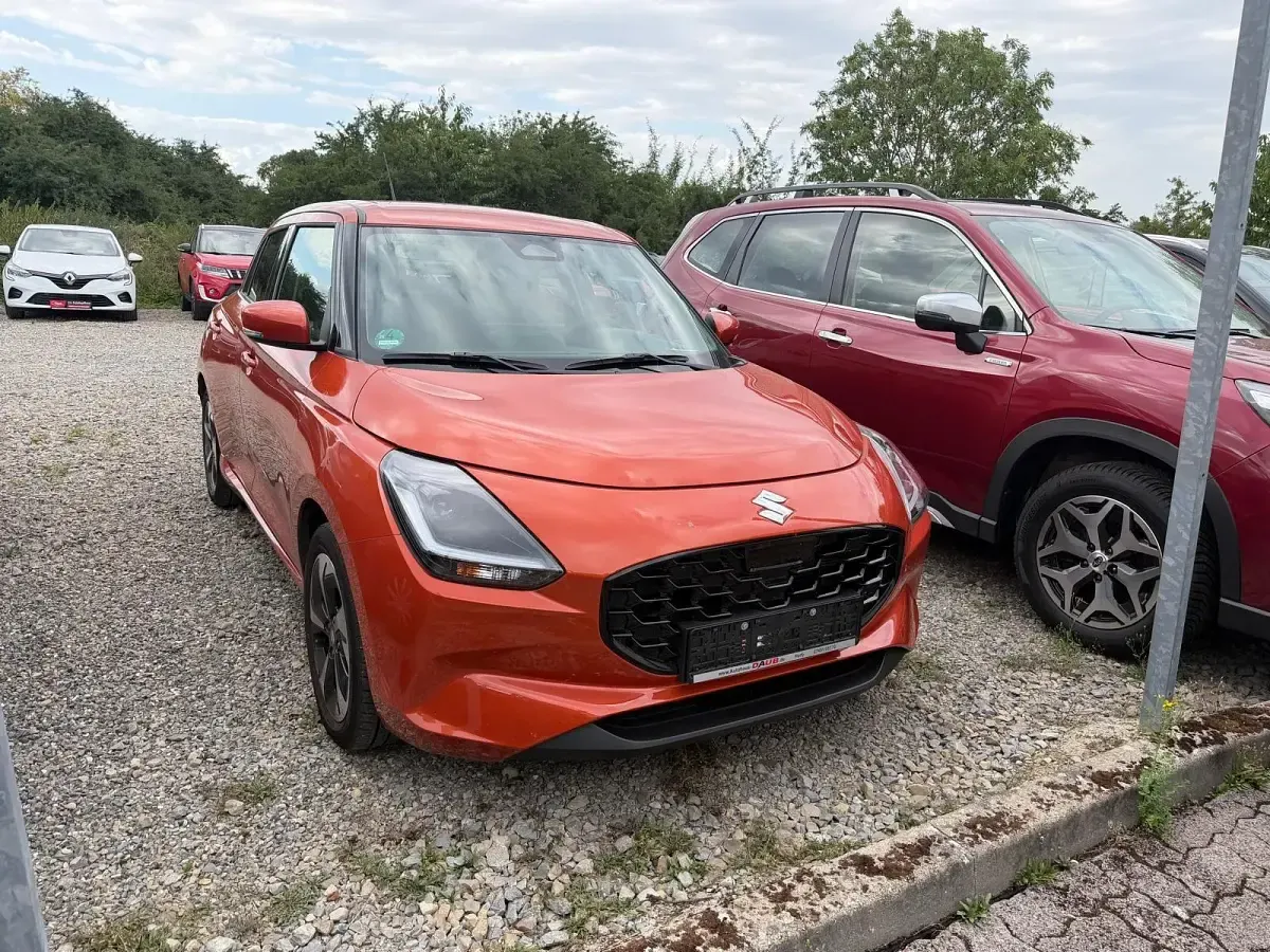 Gebraucht Suzuki Swift Comfort+ 83 PS (61 kW) 2024 Flame orange pearl metallic Kleinwagen