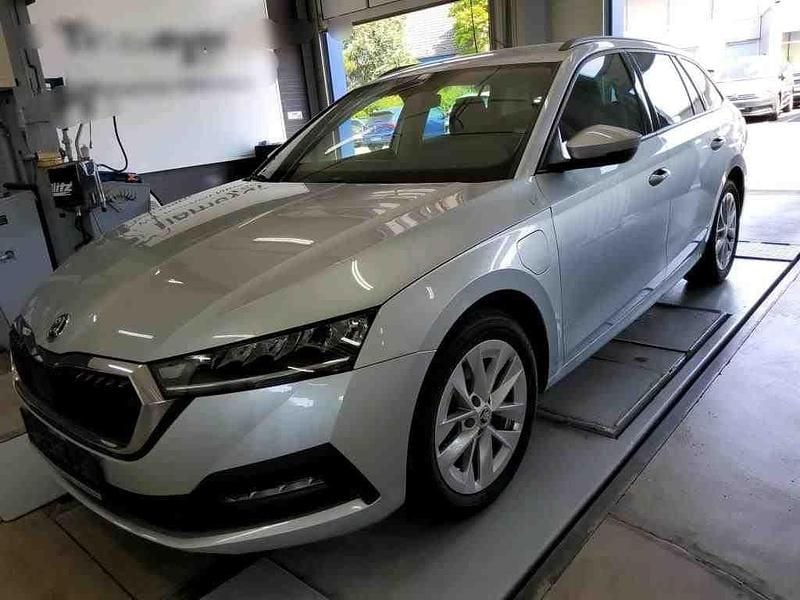Brilliant silver metallic Gebraucht 2022 Skoda Octavia Ambition Kombi | 22.485 € (Guter Preis) - Bild 1/4