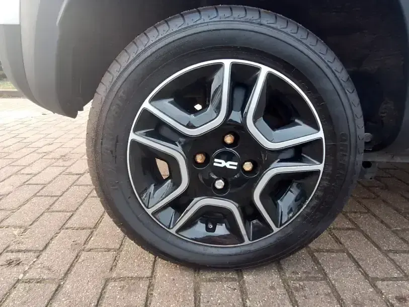 Usado Dacia Spring Essentiel 33 kW (45 CV) 2023 Plateado Utilitario