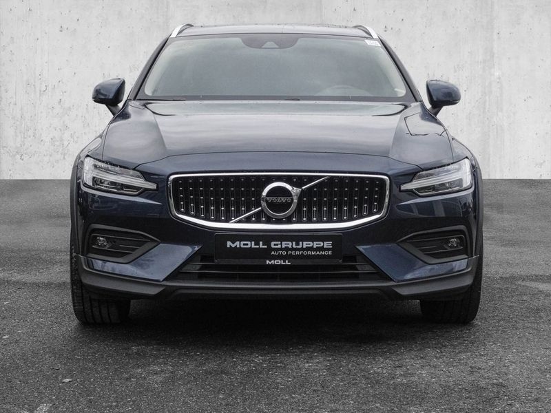 Gebraucht Volvo V60 CC 197 PS (144 kW) 2022 Denim blue / metallic Kombi