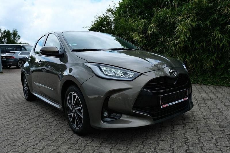 Braun Gebraucht 2020 Toyota Yaris Club Limousine | 16.490 € (Fairer Preis) - Bild 1/4