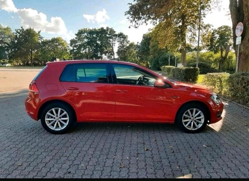 Gebraucht VW Golf VII LOUNGE 86 PS (63 kW) 2016 Rot Limousine