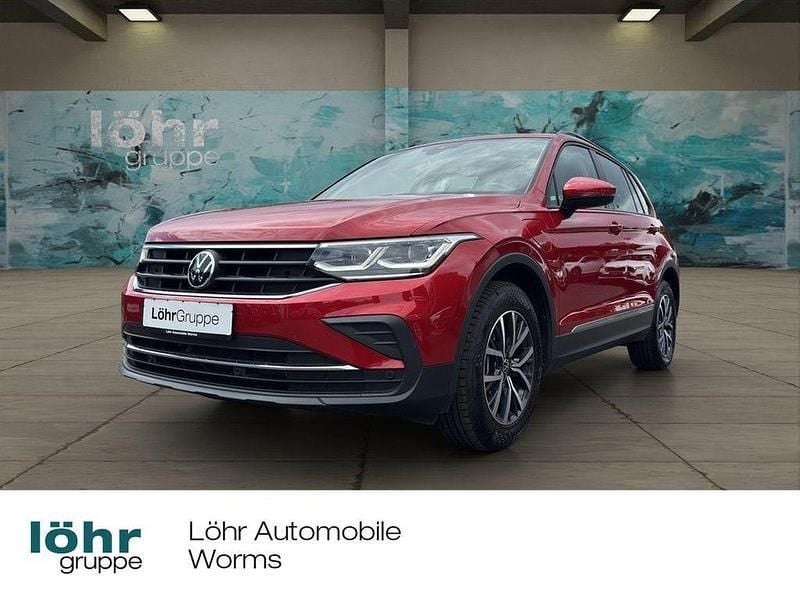 Kings red metallic Gebraucht 2021 VW Tiguan Life SUV | 28.380 € (Superpreis) - Bild 1/4