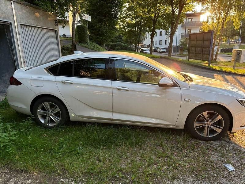 Usado Opel Insignia Eco 140 HP (102 kW) 2017 Branco Sedan