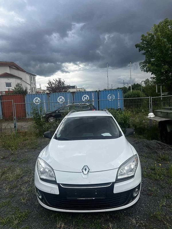 Weiß Gebraucht 2013 Renault Mégane III Limousine | 4.000 € (Guter Preis) - Bild 1/4