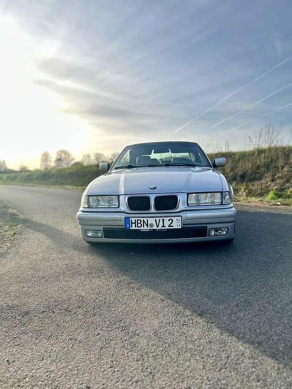 Silber Gebraucht 1996 BMW 320 Cabriolet Performance Cabrio | 12.500 € (Teuer) - Bild 1/4