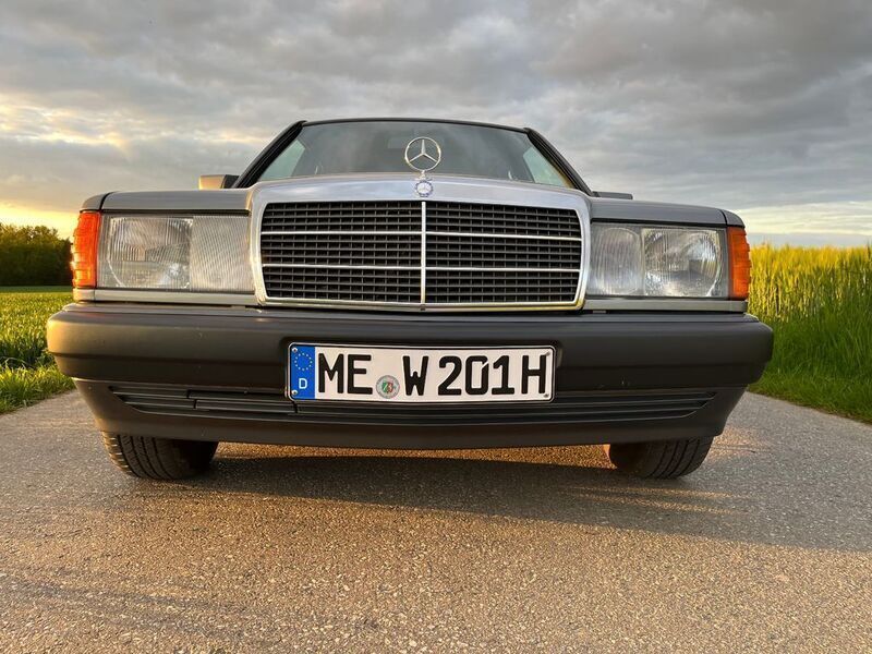 Grau Gebraucht 1992 Mercedes 190 Limousine | 29.201 € - Bild 1/4