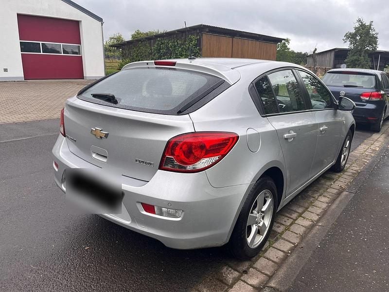 Gebraucht Chevrolet Cruze LT 124 PS (91 kW) 2012 Silber Kleinwagen