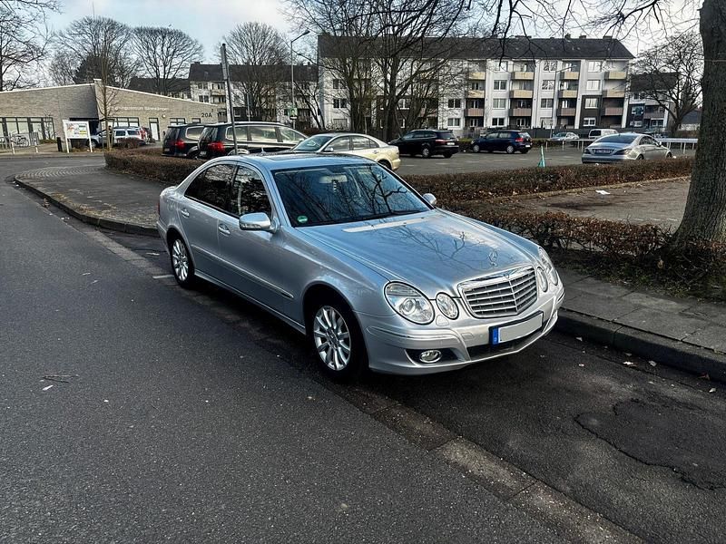 Silber Gebraucht 2007 Mercedes E220 Elegance Limousine | 7.600 € (Teuer) - Bild 1/4