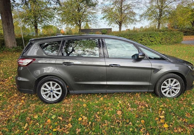 Grau Gebraucht 2022 Ford S-MAX S Van / Kleinbus | 13.300 € (Superpreis) - Bild 1/4