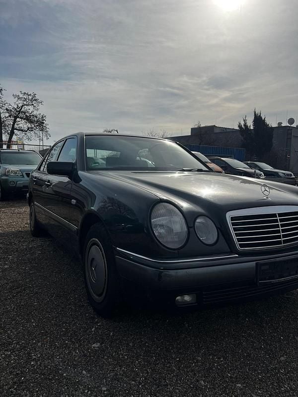 Gebraucht Mercedes E200 136 PS (100 kW) 1997 Schwarz Limousine