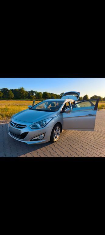 Silber Gebraucht 2014 Hyundai i40 Comfort Kombi | 8.990 € (Fairer Preis) - Bild 1/4