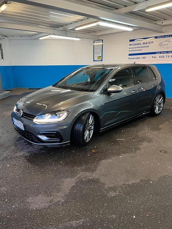 Grau Gebraucht 2019 VW Golf VII R Kleinwagen | 25.000 € (Guter Preis) - Bild 1/4