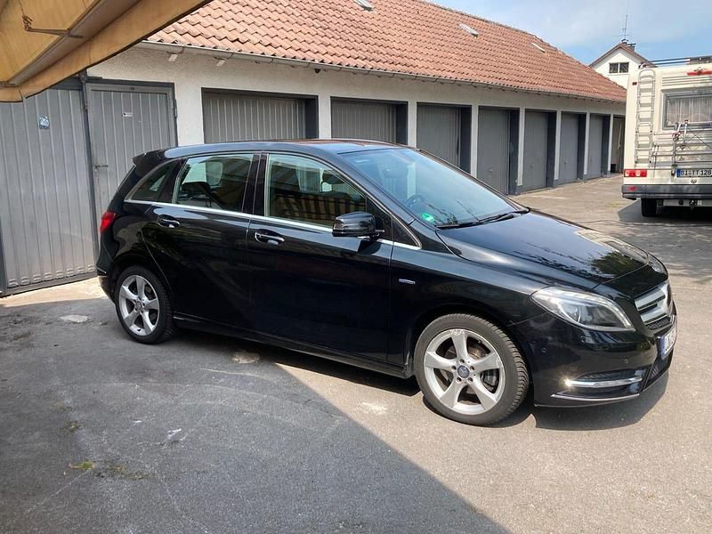 Schwarz Gebraucht 2012 Mercedes B200 Van / Kleinbus | 13.900 € (Fairer Preis) - Bild 1/4