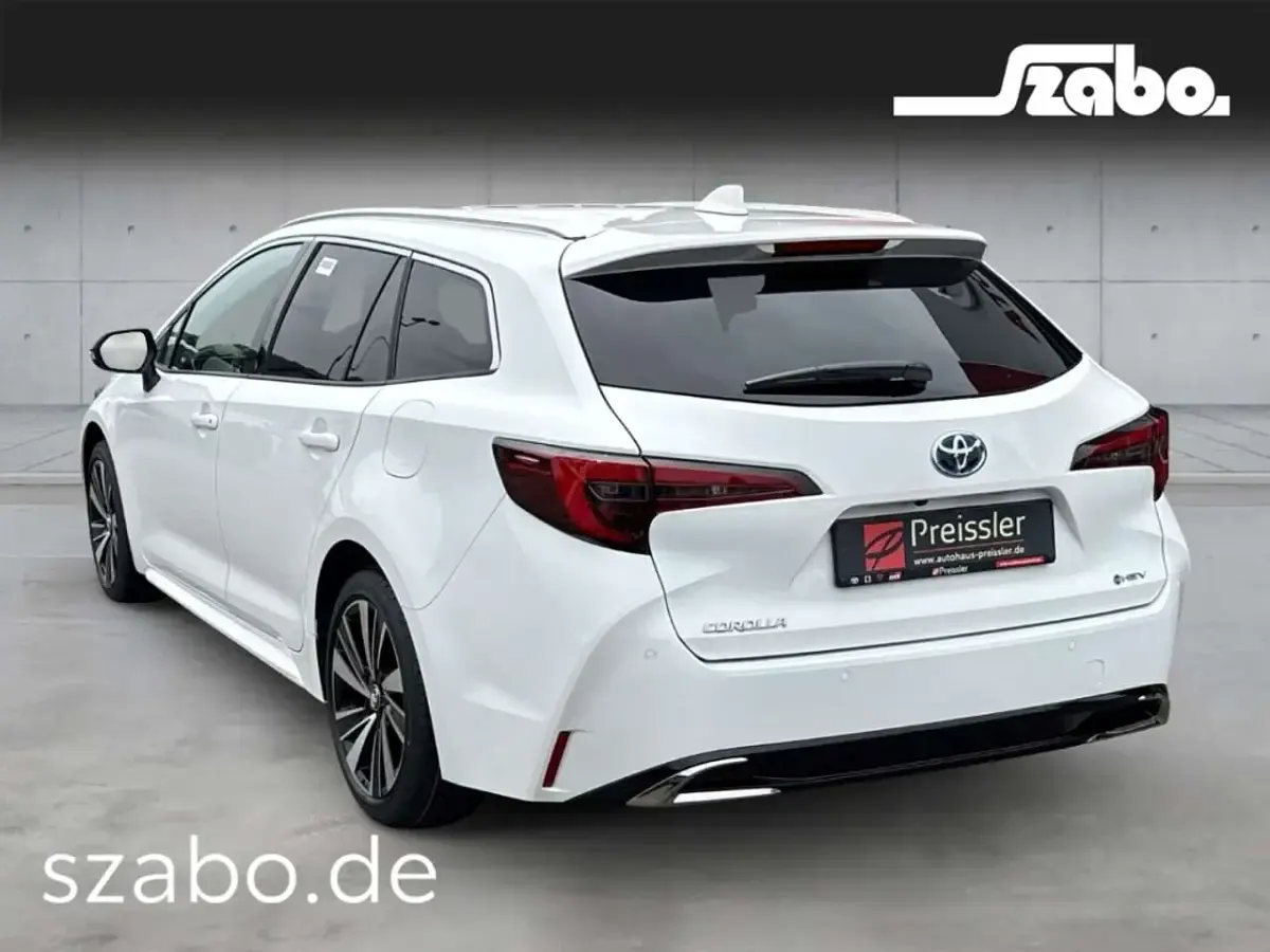 Neu Toyota Corolla 179 PS (131 kW) 2025 Super white 2 Kombi